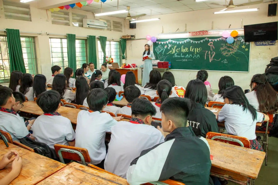 Học sinh làm bài trên lớp